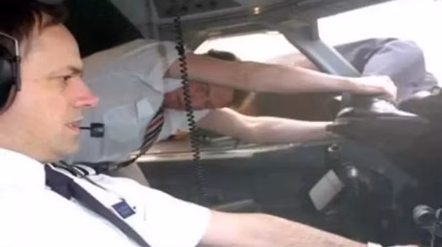 Co truong bi hut ra khoi buong lai may bay “thoat chet” than ky