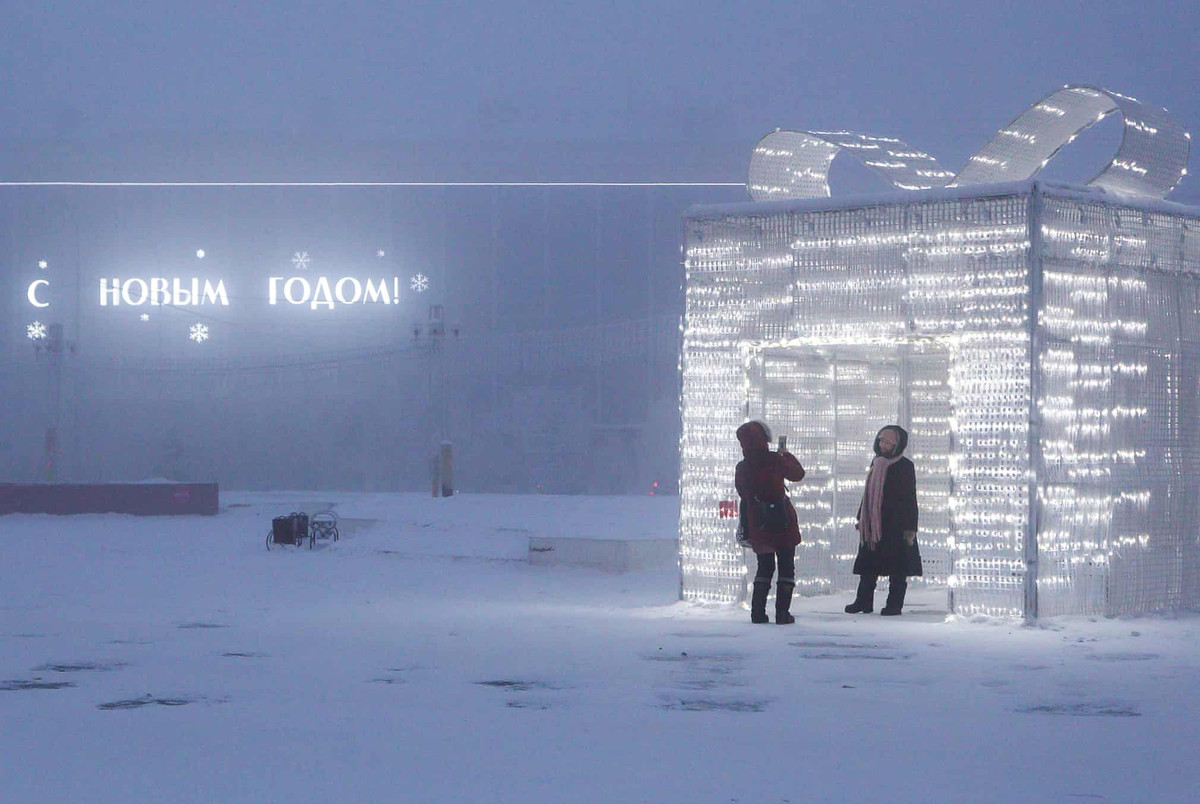 Đối với khách du lịch từ nơi khác đến, tốt nhất hãy tới Yakutsk rồi mua trang phục bởi chỉ ở đây mới bán những đôi giày thích hợp với điều kiện cực lạnh như vậy. Ảnh: LP, IT.