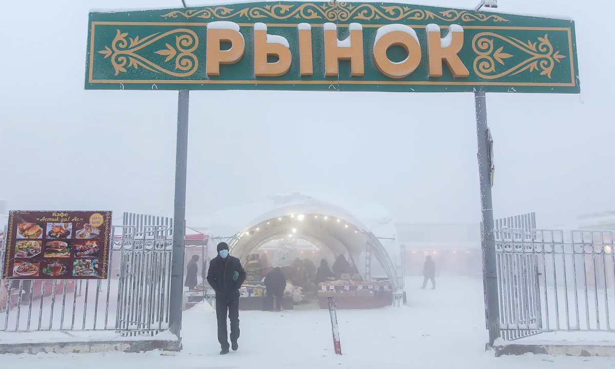 Cả thành phố thường chìm trong lớp sương mù trắng xóa hòa lẫn với màu tuyết. Để ngắm mặt trời mọc ở thành phố Yakutsk, bạn cần đặt đồng hồ báo thức vào 10 giờ sáng.