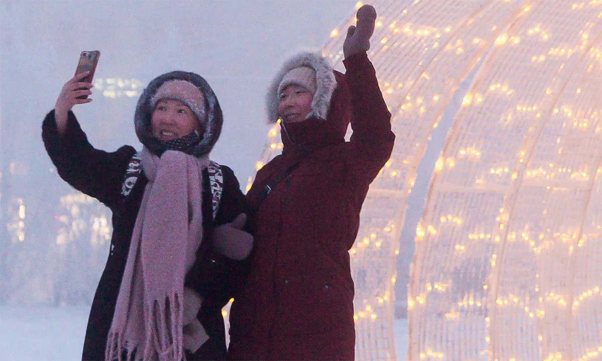 Mặc dù điều kiện tự nhiên khắc nghiệt, Yakutsk lại có một hệ thống giao thông công cộng luôn sẵn sàng phục vụ ngay cả khi trời rất lạnh. Mọi người đi làm và đi học bằng xe buýt, hoặc gọi taxi nếu trời về khuya.