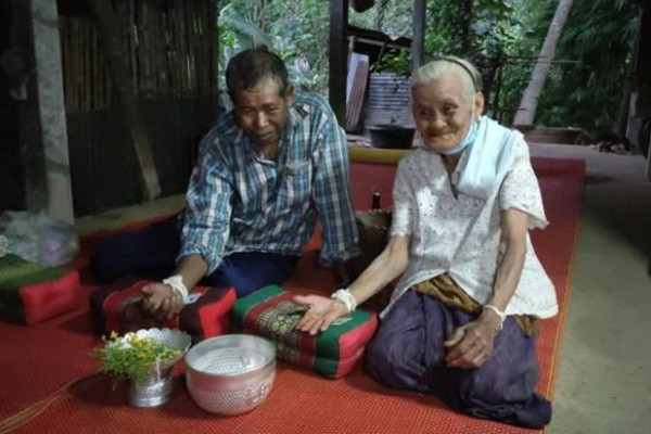 Dam cuoi chu re 72 tuoi va co dau 83 tuoi gay xon xao