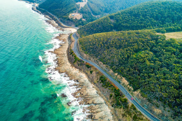 Great Ocean đem tới khung cảnh thiên nhiên ngoạn mục chạy dọc 300 km bờ biển với những bãi cát đẹp, những vách đá hiểm trở, thác nước và rừng rậm nhiệt đới.