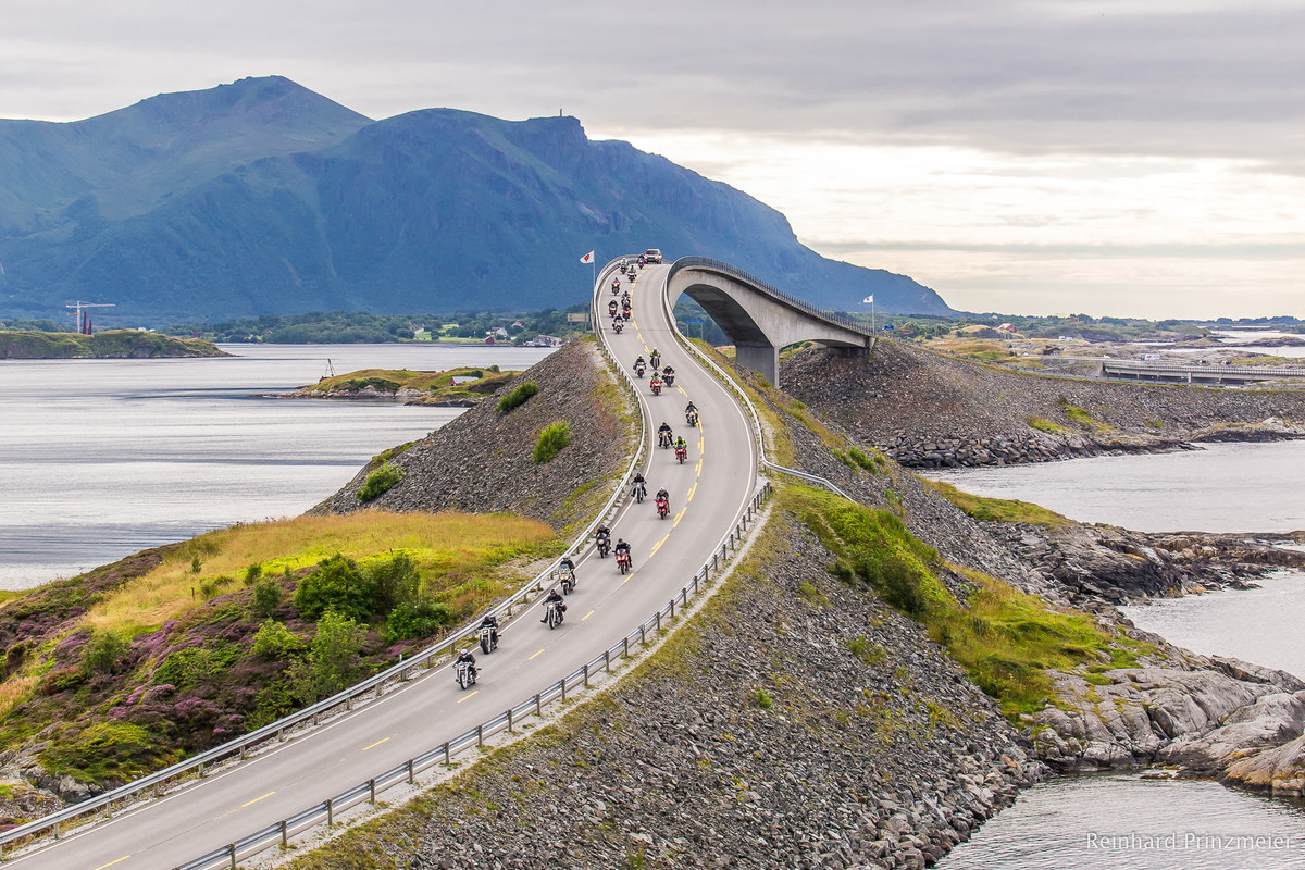 Đường Đại Tây Dương, Na Uy: Atlantic Ocean Road hay còn được gọi là đường Đại Tây Dương là một con đường ven biển dài 8,3 km thuộc Hạt lộ 64, khu đô thị Averøy và Eide, Na Uy.