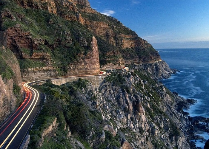 Đường Chapman’s Peak Drive, Nam Phi: Đây là con đường đầy phiêu lưu nhưng khi đã ghé thăm, bạn sẽ không bao giờ hối hận với cảnh quan đẹp mê hồn của nơi này.