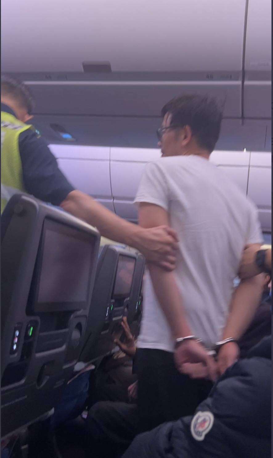 Bi doa danh bom, may bay cho khach duoc hai tiem kich ho tong