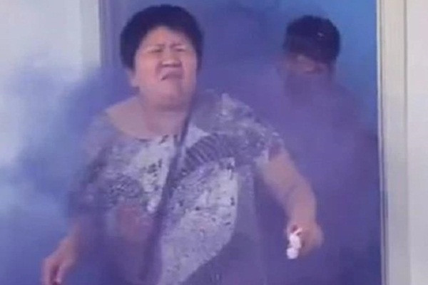 Cho ruoc dau qua lau, phu re nem bom khoi vao nha gai