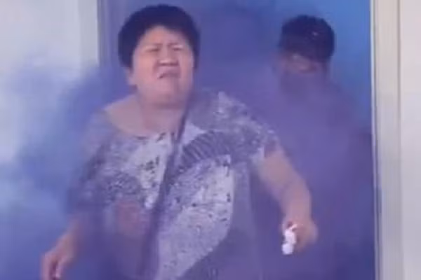 Cho ruoc dau qua lau, phu re nem bom khoi vao nha gai