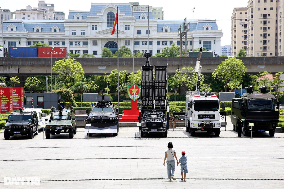 Dàn xe chuyên dụng với nhiều thiết bị hỗ trợ đặc biệt cho từng tình huống được trưng bày tại triển lãm (nằm trong khuôn viên Bảo tàng Hà Nội) nhân kỷ niệm 60 năm Ngày truyền thống lực lượng Cảnh sát nhân dân.