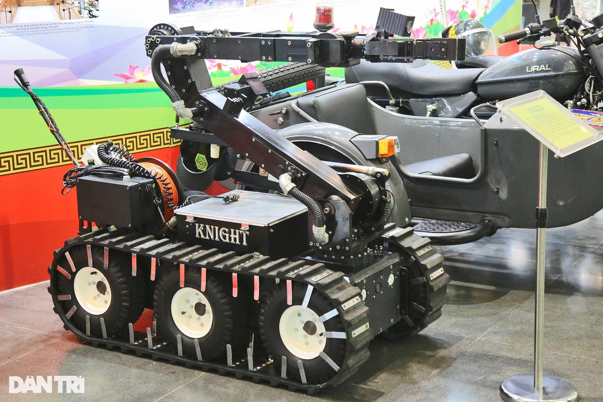 Robot xử lý bom, mìn do Mỹ sản xuất. Đây là một thiết bị tự động đa chức năng, được điều khiển không dây hoặc có dây, có khả năng di chuyển nhiều loại địa hình, với cánh tay linh hoạt có thể gắp vật nặng lên đến 36kg. Dùng để thay thế con người khi di chuyển bom, mìn, vật liệu nổ đến khu vực xử lý bảo đảm an toàn.