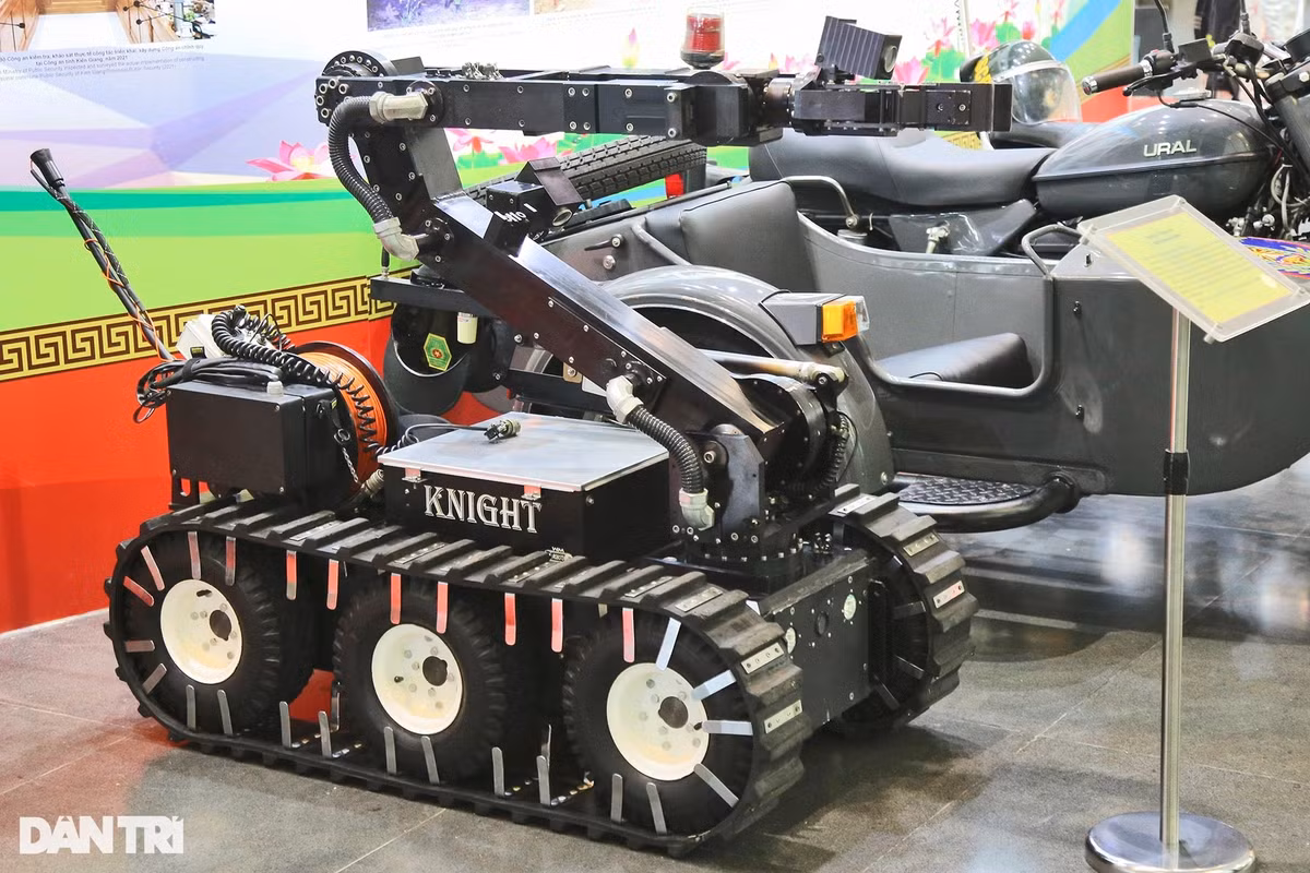 Robot xử lý bom, mìn do Mỹ sản xuất. Đây là một thiết bị tự động đa chức năng, được điều khiển không dây hoặc có dây, có khả năng di chuyển nhiều loại địa hình, với cánh tay linh hoạt có thể gắp vật nặng lên đến 36kg. Dùng để thay thế con người khi di chuyển bom, mìn, vật liệu nổ đến khu vực xử lý bảo đảm an toàn.
