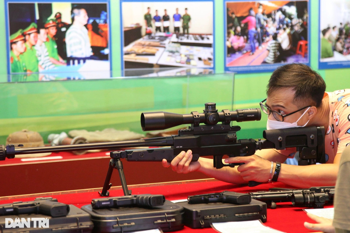 Súng bắn tỉa B&amp;T APR 308 do Thụy Sỹ sản xuất dùng để tự vệ và tấn công tiêu diệt sinh lực địch. Tầm bắn hiệu quả 800m.