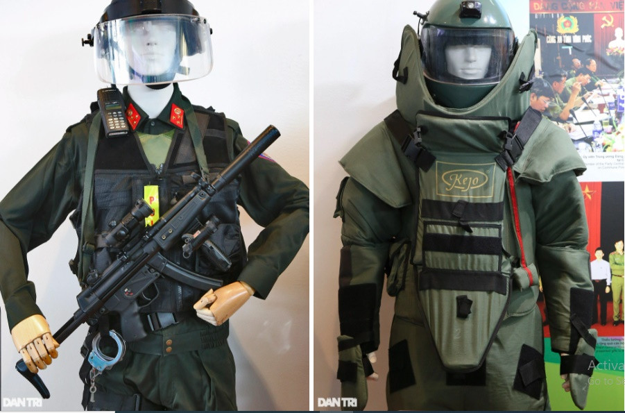 Trang phục và các trang thiết bị của Cảnh sát đặc nhiệm (bên trái). Bộ quần áo xử lý bom, mìn (bên phải) do Mỹ sản xuất, trang bị cho lực lượng Cảnh sát đặc nhiệm.