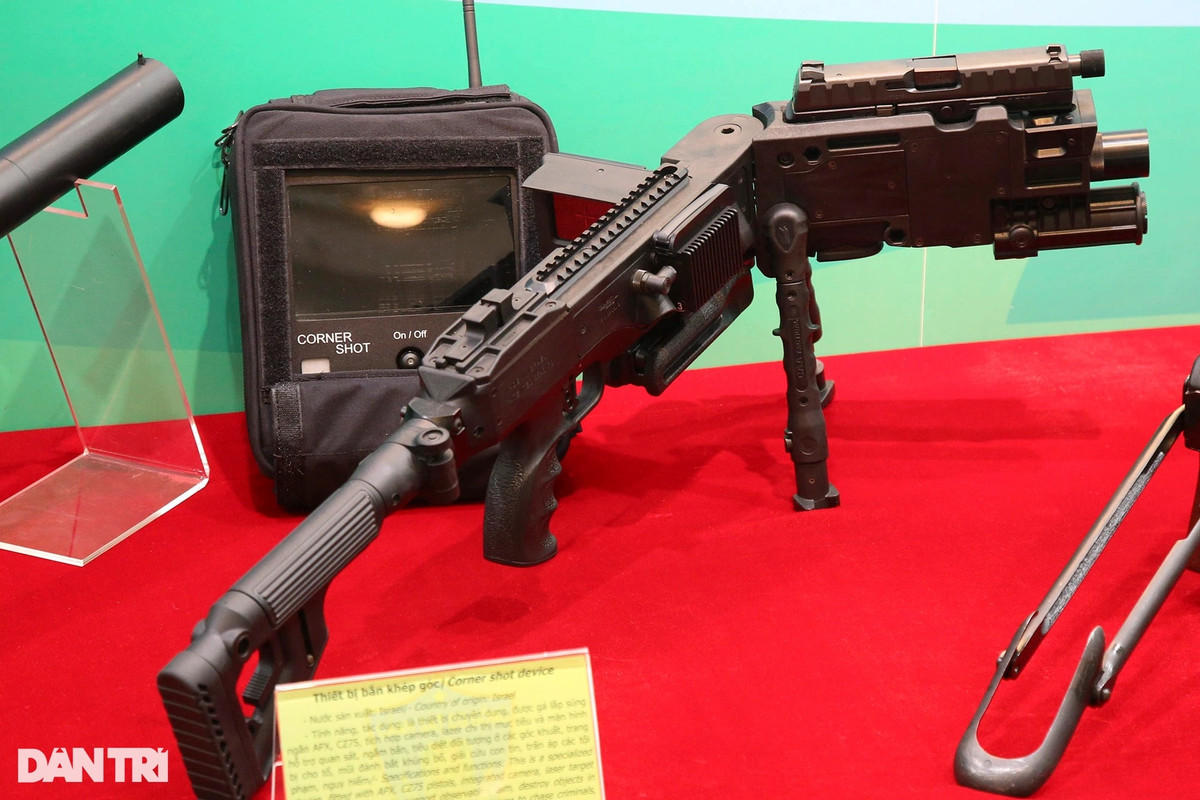Thiết bị bắn khép góc do Israel sản xuất chuyên dùng để gá, lắp súng ngắn APX, CZ75 tích hợp camera, laser chỉ thị mục tiêu và màn hình hỗ trợ quan sát ngắm bắn, tiêu diệt đối tượng ở góc khuất, trang bị cho đánh bắt khủng bố, giải cứu con tin, trấn áp các loại tội phạm nguy hiểm. Thiết bị này được trang bị cho Cảnh sát đặc nhiệm.