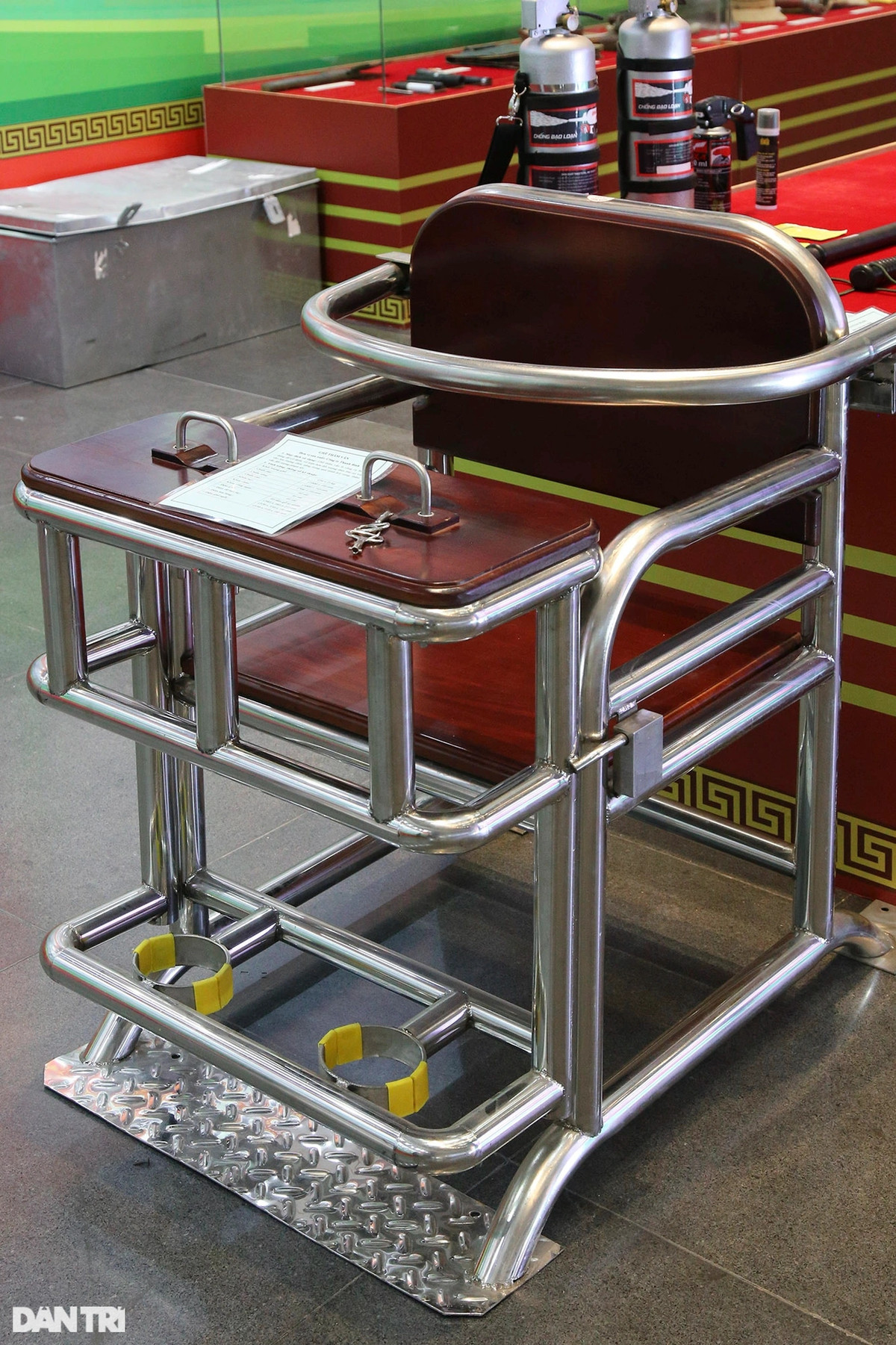 Ghế thẩm vấn. Đây là một công cụ hỗ trợ dùng để cố định, vô hiệu hóa đối tượng bảo đảm an toàn cho lực lượng chức năng trong quá trình hỏi cung, thẩm vấn.