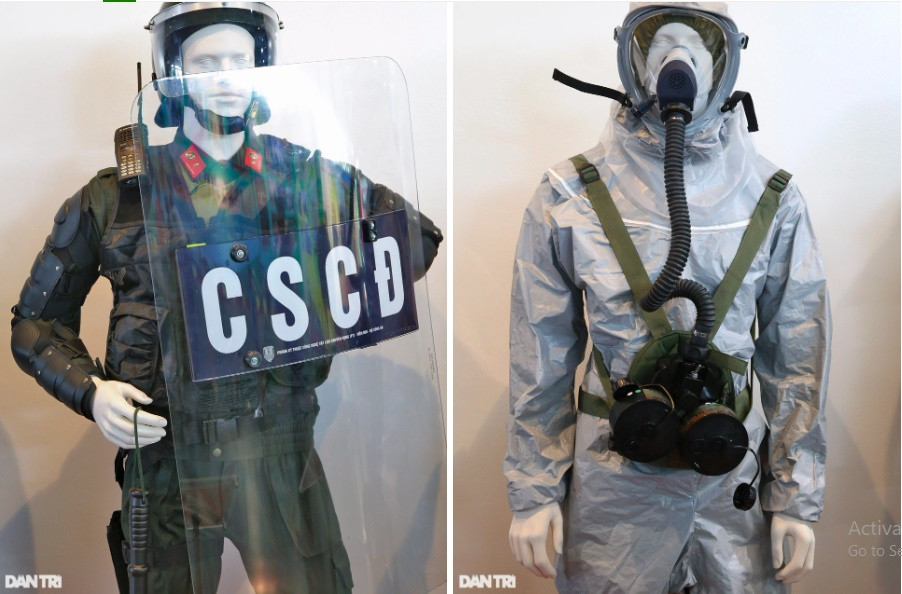 Trang phục và trang bị cho lực lượng Cảnh sát cơ động (bên trái). Bộ quần áo chống nhiễm độc, nhiễm xạ trang bị cho cả lực lượng Cảnh sát đặc nhiệm và Cảnh sát cơ động.
