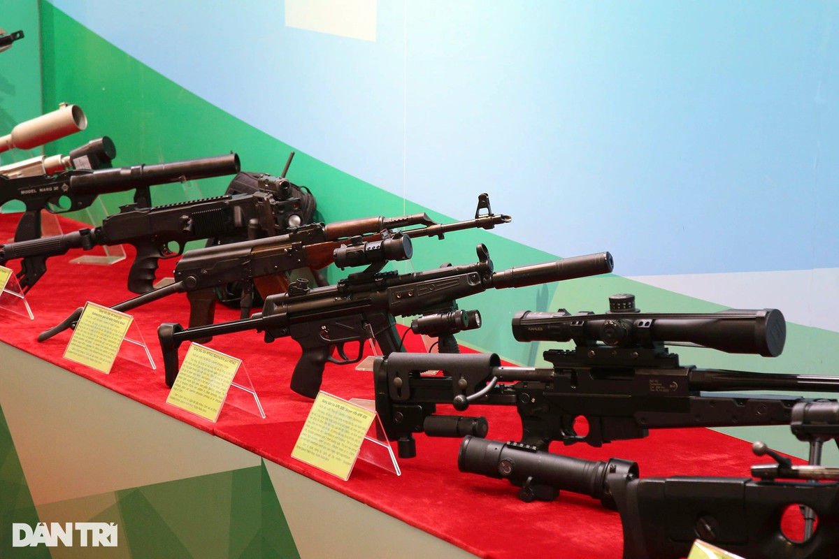 Rất nhiều loại súng hiện đại được trưng bày.