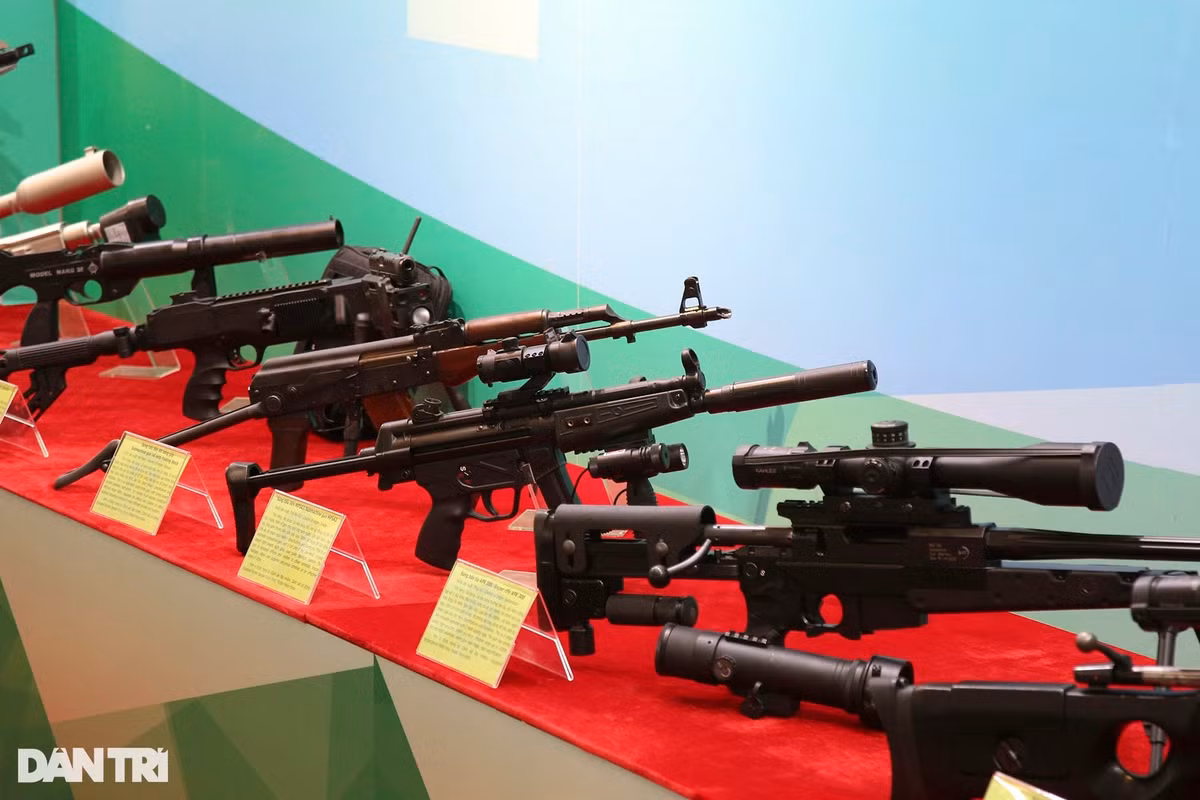 Rất nhiều loại súng hiện đại được trưng bày.