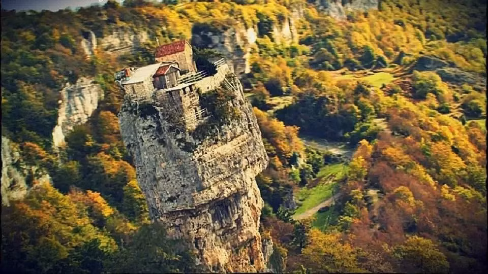 Đứng từ trên nhà thờ cột đá này có thể thấy toàn bộ vùng thung lũng xung quanh, quang cảnh vùng Imereti với vẻ đẹp đầy màu sắc của những rừng cây thay lá phía dưới.