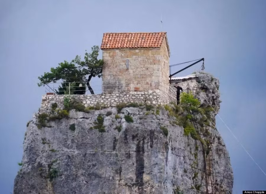 Theo ý kiến của nhiều học giả, nhà thờ biệt lập này được các tu sĩ dòng khổ hạnh xây dựng, họ là những tín đồ Kitô giáo đầu tiên lên được đỉnh cột đá để cầu nguyện và thực hiện các nghi lễ tôn giáo.