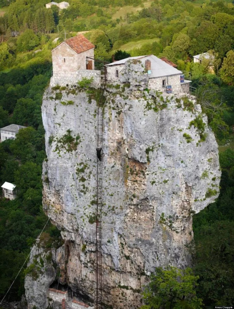 Tuy nhiên, nhà thờ này cũng từng bị bỏ hoang nhiều năm. Cho đến đầu những năm 1990, một tu sĩ tên Maxime Qavtaradze đã lựa chọn cuộc sống ẩn dật trên một cột đá lớn cao gần 40 mét suốt 20 năm qua.