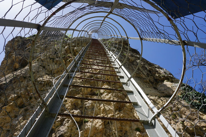 Hiện nay, chỉ những người tu hành địa phương mới được phép leo lên nhà thờ - điều đặc biệt cấm kỵ với phụ nữ. Ảnh: IT.