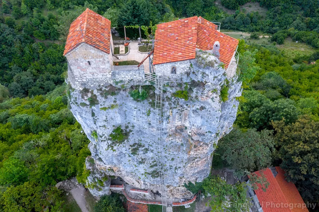 Ban đầu, cuộc sống của tu sĩ Maxime trên nhà thờ cột đá gặp khá nhiều khó khăn.