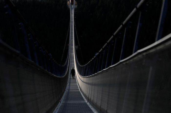 Với những người ưa mạo hiểm thì đây thực sự là một điểm đến hấp dẫn và thú vị. Tuy nhiên, nhiều người cũng bày tỏ khá sợ hãi khi đi bộ trên cây cầu có độ cao như thế này.