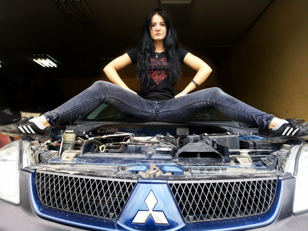 Cô gái xinh đẹp “nổi như cồn” vì sửa ô-tô nhanh nhất nước Nga - Hình 3 Co gai xinh dep “noi nhu con” vi sua o-to nhanh nhat nuoc Nga-Hinh-3