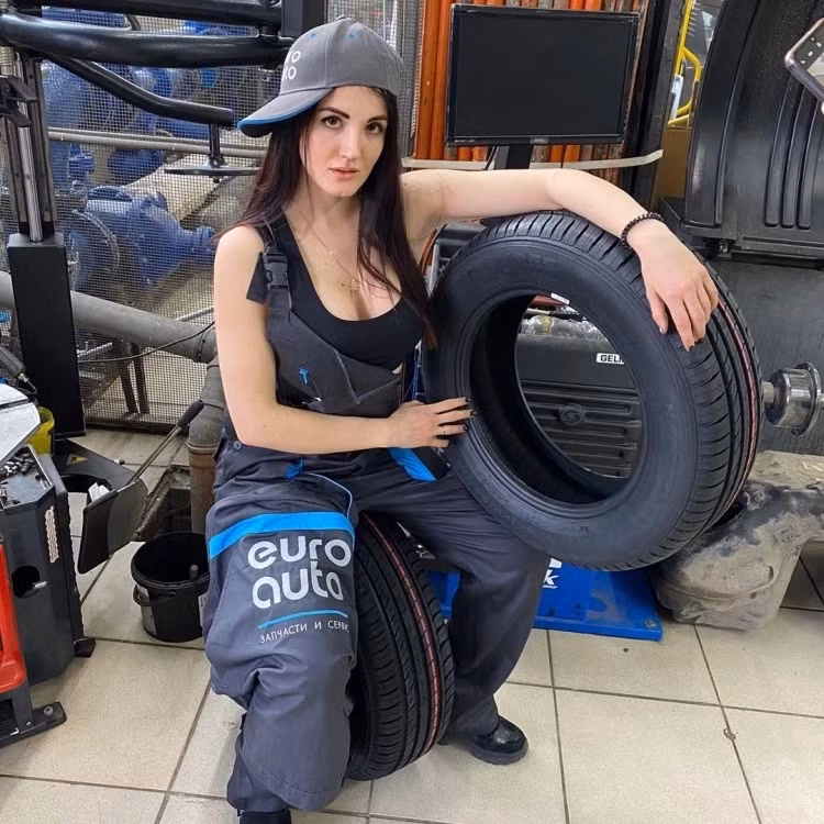 Nastya sinh năm 1997, xuất thân trong gia đình quân nhân.