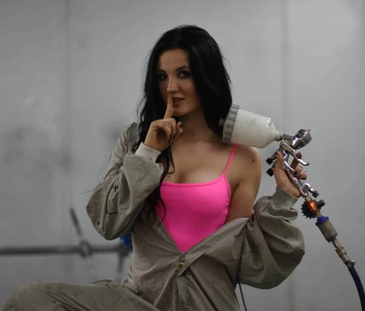 Cô gái xinh đẹp “nổi như cồn” vì sửa ô-tô nhanh nhất nước Nga - Hình 6 Co gai xinh dep “noi nhu con” vi sua o-to nhanh nhat nuoc Nga-Hinh-6