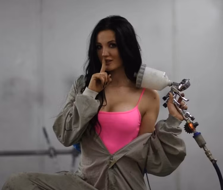 Cô ấy từng là một tài xế taxi. Chiếc xe đầu tiên của cô có tên "Niva" từng tiêu tốn rất nhiều tiền sửa chữa.