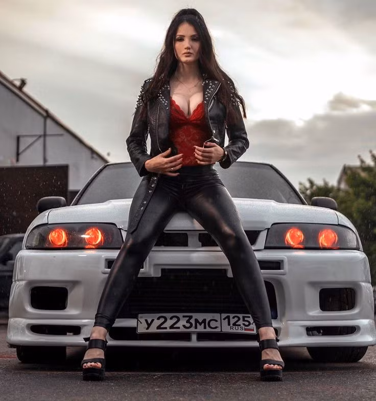 Nastya luôn cố gắng chứng minh rằng cô ấy là một chuyên gia sửa chữa xe hơi giỏi.