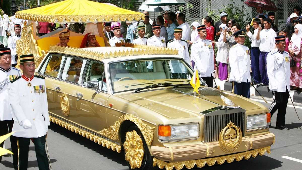 Theo GQ India, Quốc vương sở hữu một trong những bộ sưu tập xe hiếm lớn nhất thế giới. Bộ sưu tập bao gồm một chiếc Rolls-Royce bọc vàng ấn tượng. Chiếc xe sang trọng được đặt riêng có mui mở và bệ để ô. Theo GQ India, chiếc xe được dát vàng từ lưới tản nhiệt cho đến lốp xe.