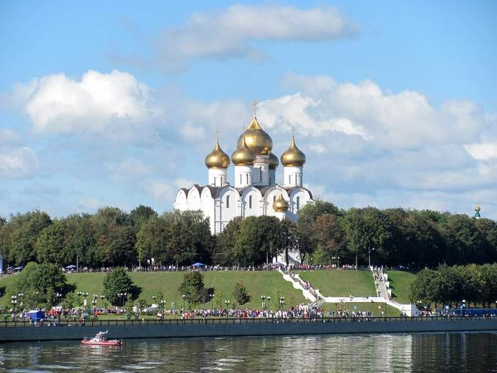 Dọc hai bên bờ sông là những hàng cây rủ bóng xuống lòng sông tuyệt đẹp, những công trình lịch sử lâu đời, những nếp nhà cổ kính không biết đã được xây dựng từ bao đời.