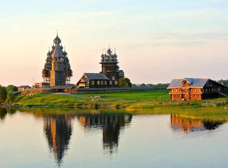 Sông Volga đạt kỷ lục dòng sông dài nhất châu Âu với chiều dài 3.690 km. Dòng sông Volga cách thành phố Saint Petersburg khoảng 320 km về phía đông nam, bắt nguồn từ vùng đồi Valdai và chảy len lõi qua nhiều tỉnh thành.