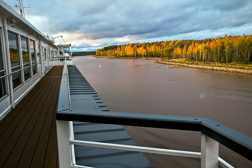 Lên boong tàu dạo bước ngắm nhìn những làng quê xanh mướt hai bên bờ Volga hùng vĩ và thanh bình đến kỳ lạ.