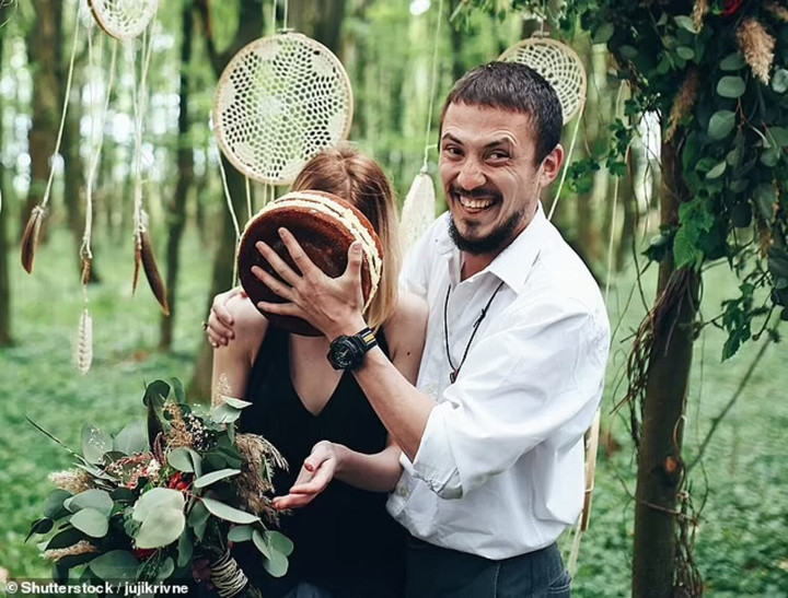 Bi chong up banh vao mat, vo doi ly hon ngay tai dam cuoi