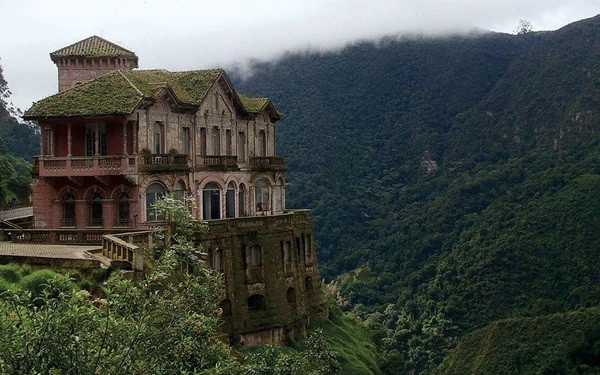 2. Khách sạn del Salto ở Colombia từng là một địa điểm thu hút khách du lịch nổi tiếng. Thế nhưng, mọi người dần rời bỏ nơi này bởi nguồn nước sông gần đó bốc mùi hôi thối. Khách sạn này buộc phải đóng cửa vào những năm 1990 và cây cối mọc lên um tùm kể từ đó.
