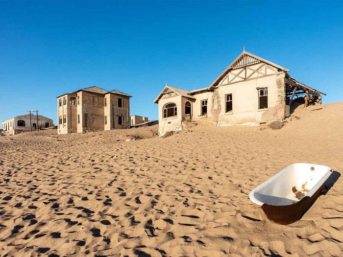 3. Kolmanskop: Thị trấn khai thác mỏ Kolmanskop của Namibia bị bỏ hoang, hàng tấn cát thổi vào nhà của người dân, khiến cho mọi thứ đều bị cát bao phủ. Cát lấp đầy các căn phòng trong nhà.
