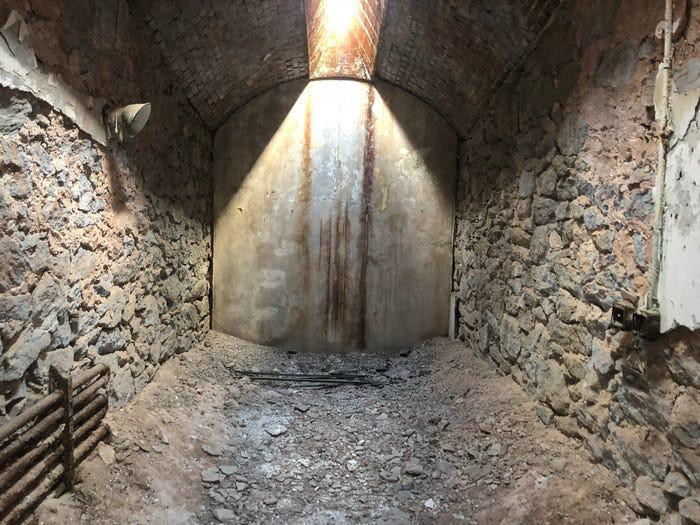 Ánh sáng duy nhất tù nhân nhìn thấy khi nó chiếu qua một cửa sổ nhỏ trên trần nhà.