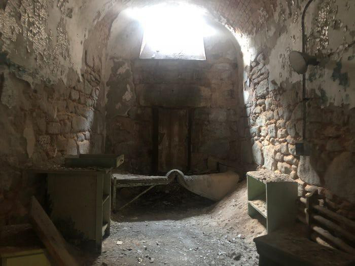 Bên trong một phòng giam của nhà tù ESP. Hầu hết các khu vực bên trong nhà tù ESP đều đã xuống cấp trầm trọng. Nguồn ảnh: Insider.