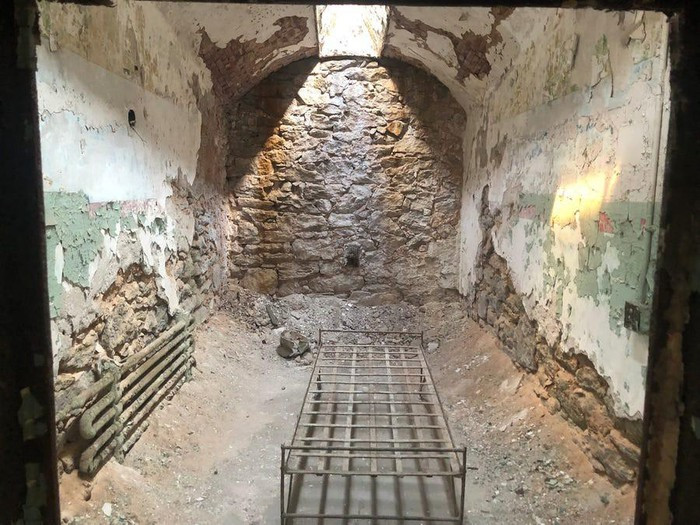 Từng là nhà tù giam giữ các băng đảng khét tiếng nhất nước Mỹ, Eastern State Penitentiary hiện giờ bị bỏ hoang. Tuy nhiên, du khách có thể tham quan nhà tù này với “giá vé” 16 USD.