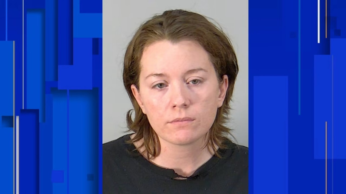 Nhot be trai trong may say quan ao, bao mau phai hau toa