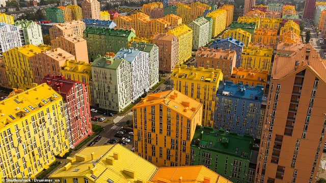 “Hoa mắt” ngắm thị trấn đa sắc như cổ tích ở Ukraine - Hình 9 “Hoa mat” ngam thi tran da sac nhu co tich o Ukraine-Hinh-9