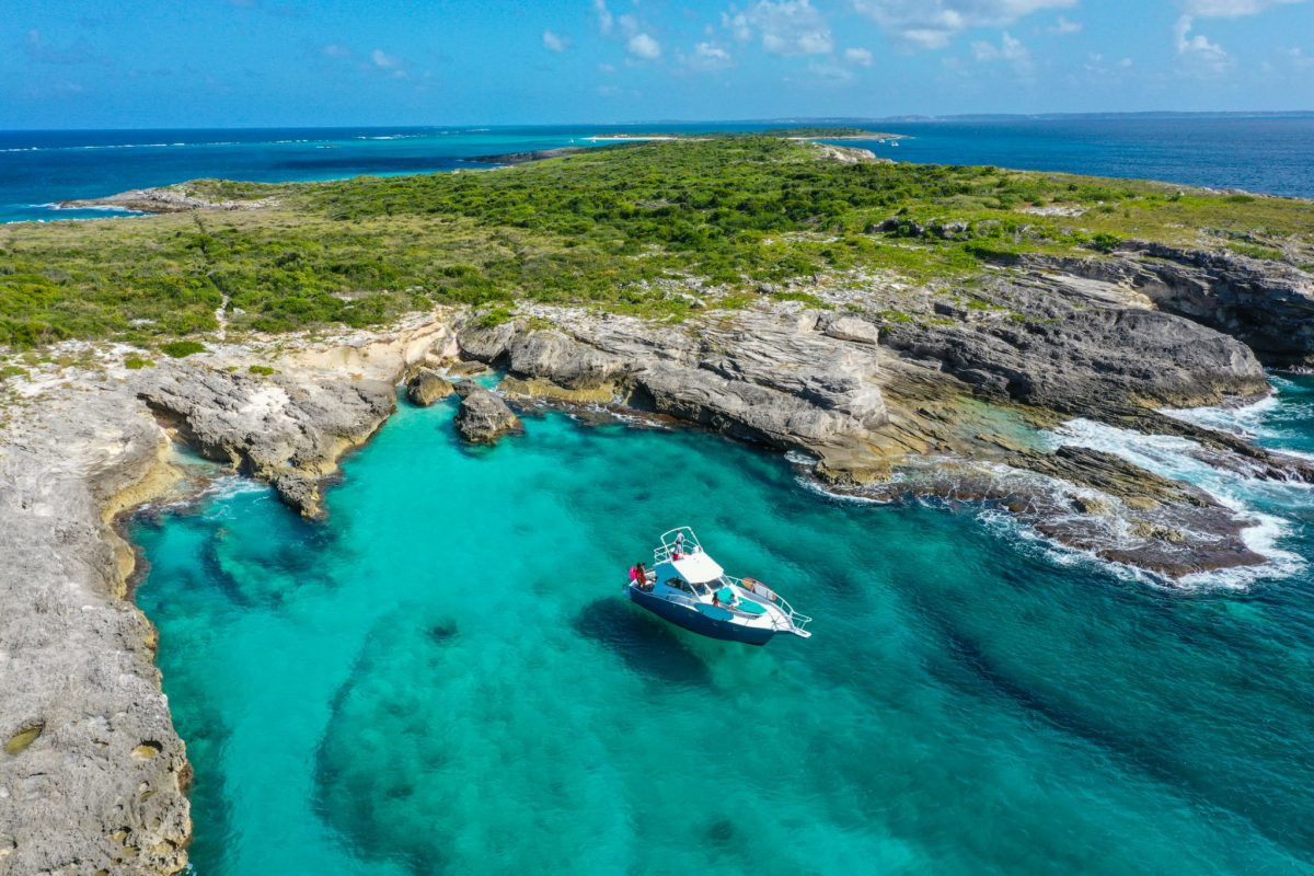 6. Anguilla: Là một lãnh thổ hải ngoại thuộc Anh nằm ở vùng biển Caribbean quyến rũ, Angulla thực tế chưa phải là một quốc gia độc lập. Ngoài màu nước xanh như ngọc, Anguilla thu hút du khách bởi 33 bãi biển công cộng, nhiệt độ ấm áp, những khách sạn đẹp và các món ăn ngon miệng.