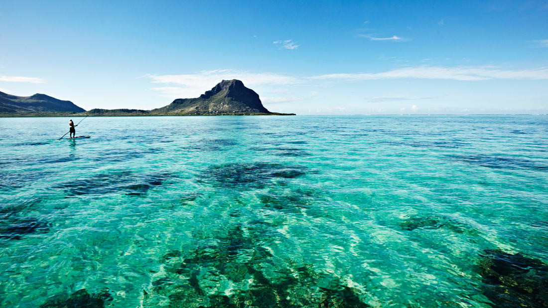 3. Mauritius: Đảo quốc này là nơi sinh sống của những người dân hiền hòa, nhiều sắc tộc. Ngoài ra, ở đây có nhiều sân golf đẹp, vô số môn thể thao nước, các tour trekking leo núi, ngắm chim thú, resort sang trọng, khách sạn 3, 4 sao, ẩm thực hấp dẫn, cùng nhiều di sản thế giới...
