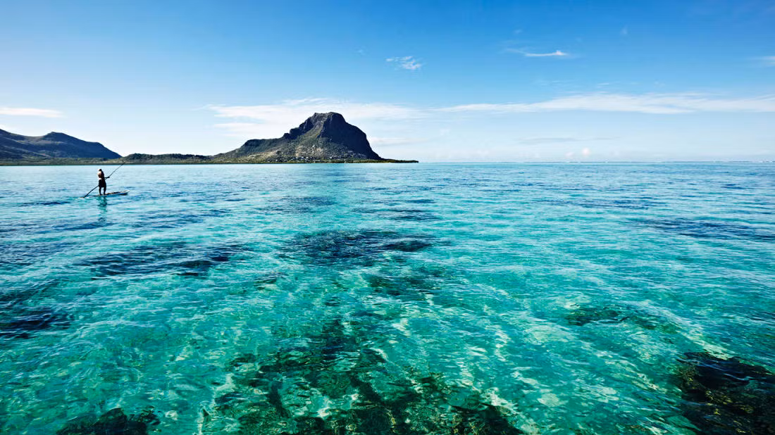 3. Mauritius: Đảo quốc này là nơi sinh sống của những người dân hiền hòa, nhiều sắc tộc. Ngoài ra, ở đây có nhiều sân golf đẹp, vô số môn thể thao nước, các tour trekking leo núi, ngắm chim thú, resort sang trọng, khách sạn 3, 4 sao, ẩm thực hấp dẫn, cùng nhiều di sản thế giới...