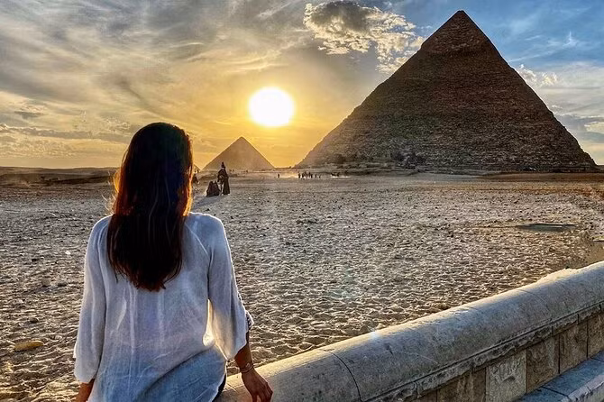 10. Ai Cập: Không chỉ nổi tiếng với kỳ quan thế giới Kim Tự Tháp, Ai Cập còn sở hữu nền văn minh và lịch sử trải dài hàng nghìn năm. Mỗi năm, con người lại tìm ra nhiều bí ẩn mới về nơi này, đồng thời các công trình kiến trúc, nghệ thuật ở đây cũng thu hút du khách đam mê lịch sử. Ảnh: Lonelyplanet, Getty.