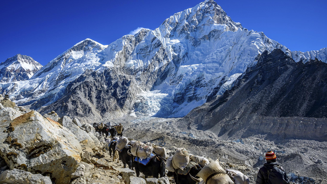 8. Nepal: Nhắc đến du lịch Nepal chắc chắn không thể bỏ qua những cung đường leo Everest, đỉnh núi cao nhất thế giới nằm trên dãy Himalaya hùng vỹ. Tuy nhiên, Nepal có nhiều điểm thú vị hơn như đến vùng Mustang khám phá sa mạc trên núi cao…