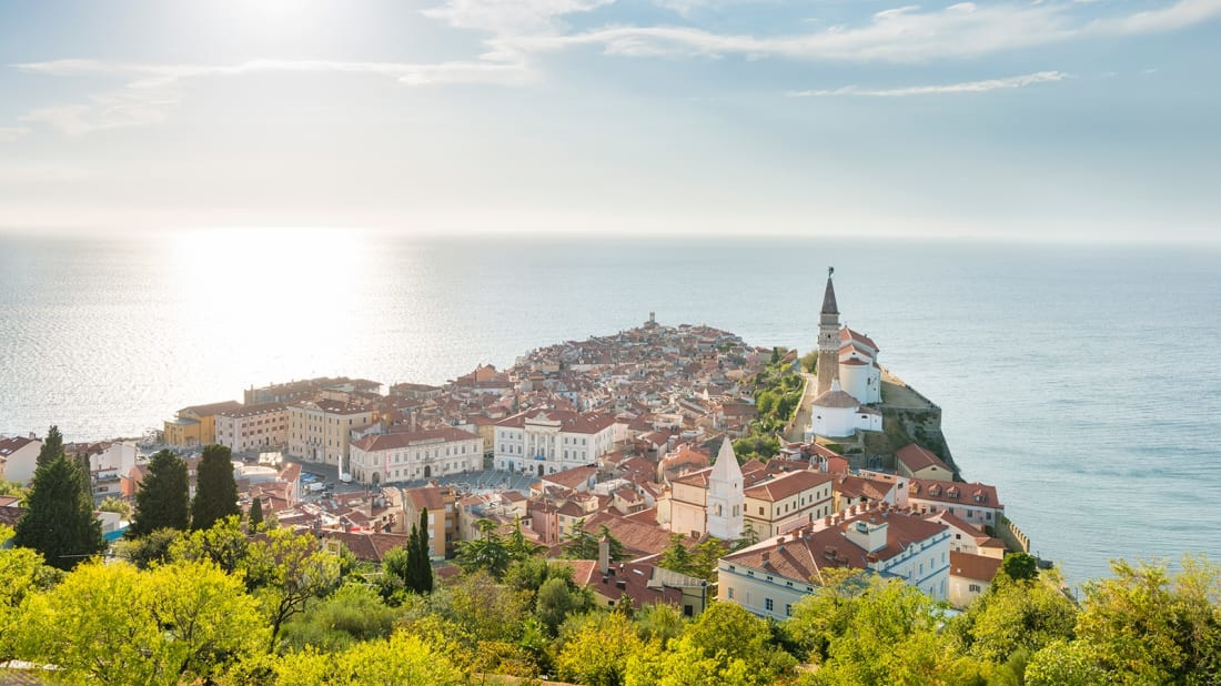 5. Slovenia: Nhờ có diện tích nhỏ nên du khách dễ dàng khám phá Slovenia trong thời gian ngắn, từ ngắm hồ Bled cho đến lang thang thủ đô đông đúc Ljubljana.